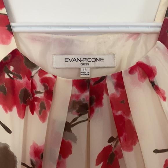 Semi formal dress 👗 - Picture 2 of 3